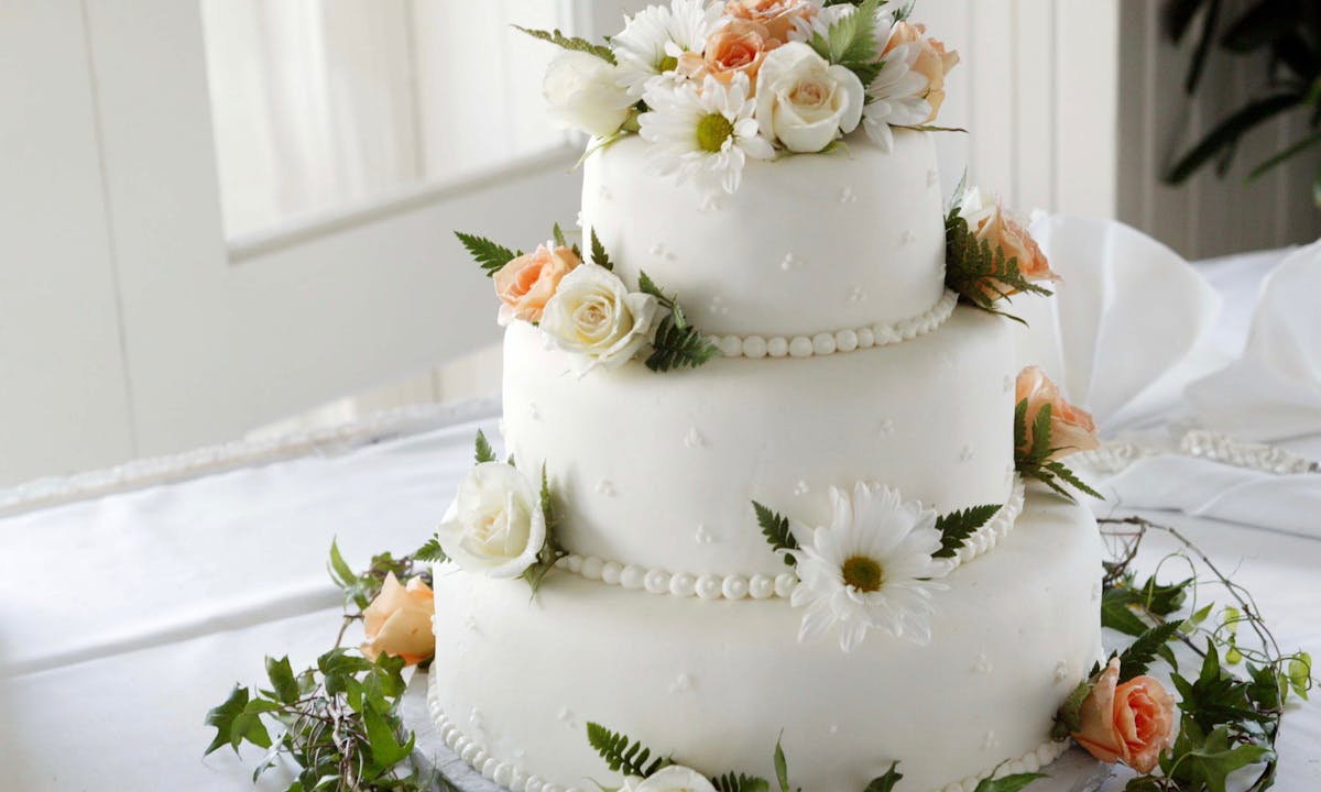 A budget-friendly 3-tier wedding cake